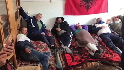 Ora News - Dita e katërt: Naftëtarët në grevë urie: Do dalim të vdekur, duam bukën e kalamajve