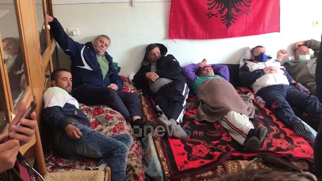 Ora News - Dita e katërt: Naftëtarët në grevë urie: Do dalim të vdekur, duam bukën e kalamajve