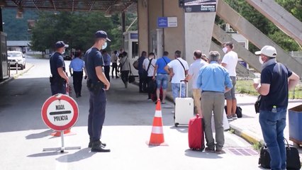 GREQIA SHTYN KUFIZIMET ME FQINJËT_NDALESAT PËR UDHETIMET VIJOJNË DERI NË DATËN 12 TETOR_LAJM