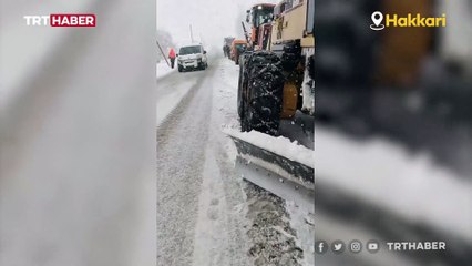Doğu'da zorlu kış şartları: Yollar kapandı, kar küreme aracı devrildi