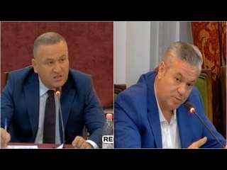 Télécharger la video: Report TV -Murrizi: Kryetari i partisë të kandidojë në 12 qarqe, PS kundër: Jo më shumë se 4