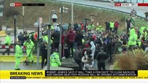 Regardez les images des violentes tensions qui éclatent entre les chauffeurs et la police au port de Douvres après la réouverture du passage de la Manche: 