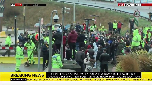 Regardez les images des violentes tensions qui éclatent entre les chauffeurs et la police au port de Douvres après la réouverture du passage de la Manche: La situation est inhumaine!