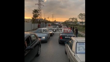 Mbi 40 trafik i rënduar në rrugën dytësore të autostradës Tiranë- Durrës, shoferët fikin makina!