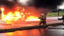 Bombeiros atuam em incêndio de ônibus em manifestação