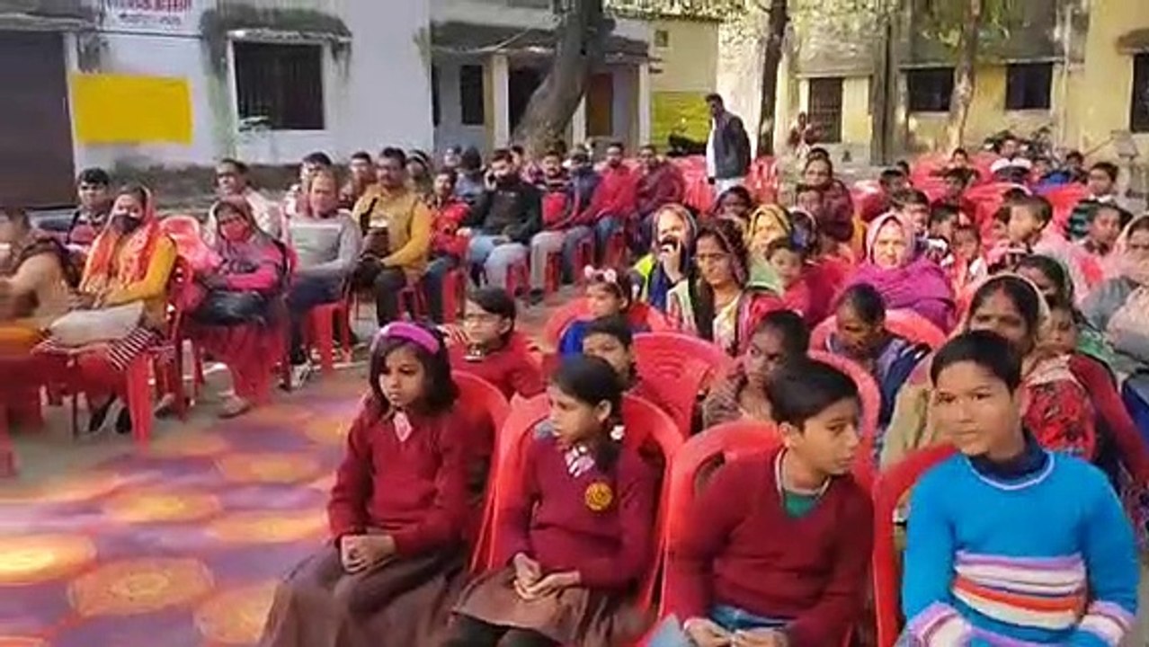 कड़कड़ाती ठंड में स्वेटर पाकर खिले बच्चों के चेहरे