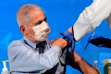 El Dr. Anthony Fauci y otros funcionarios de salud reciben la vacuna contra COVID