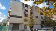 Punimet e shkollës dëmtojnë pallatin në Durrës, banorët: Është hapur muri, kemi frikë të rrimë