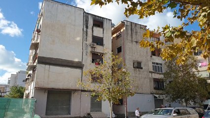 Punimet e shkollës dëmtojnë pallatin në Durrës, banorët: Është hapur muri, kemi frikë të rrimë