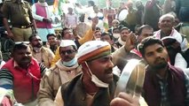 किसान बिल का विरोध: मेनका गांधी के दफ्तर को कांग्रेसियों ने घेरा, घंटों थाली बजाकर किया प्रदर्शन