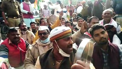 किसान बिल का विरोध: मेनका गांधी के दफ्तर को कांग्रेसियों ने घेरा, घंटों थाली बजाकर किया प्रदर्शन