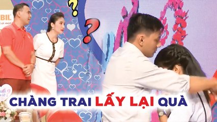 Cặp đôi vừa kéo màn TẶNG QUÀ, chàng trai LẤY LẠI QUÀ làm ông mai bà mối DẠT MỘT BÊN hết hồn