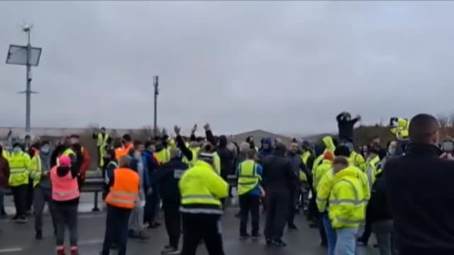 Tensión en la frontera a la espera de que empiecen las pruebas a los camioneros
