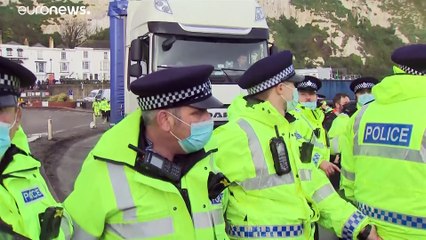 شاهد: مشادات بين الشرطة البريطانية وسائقي الشاحنات العالقين في مرفأ دوفر منذ أيام