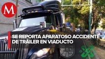 Volcadura de tráiler en lateral de viaducto, CdMx
