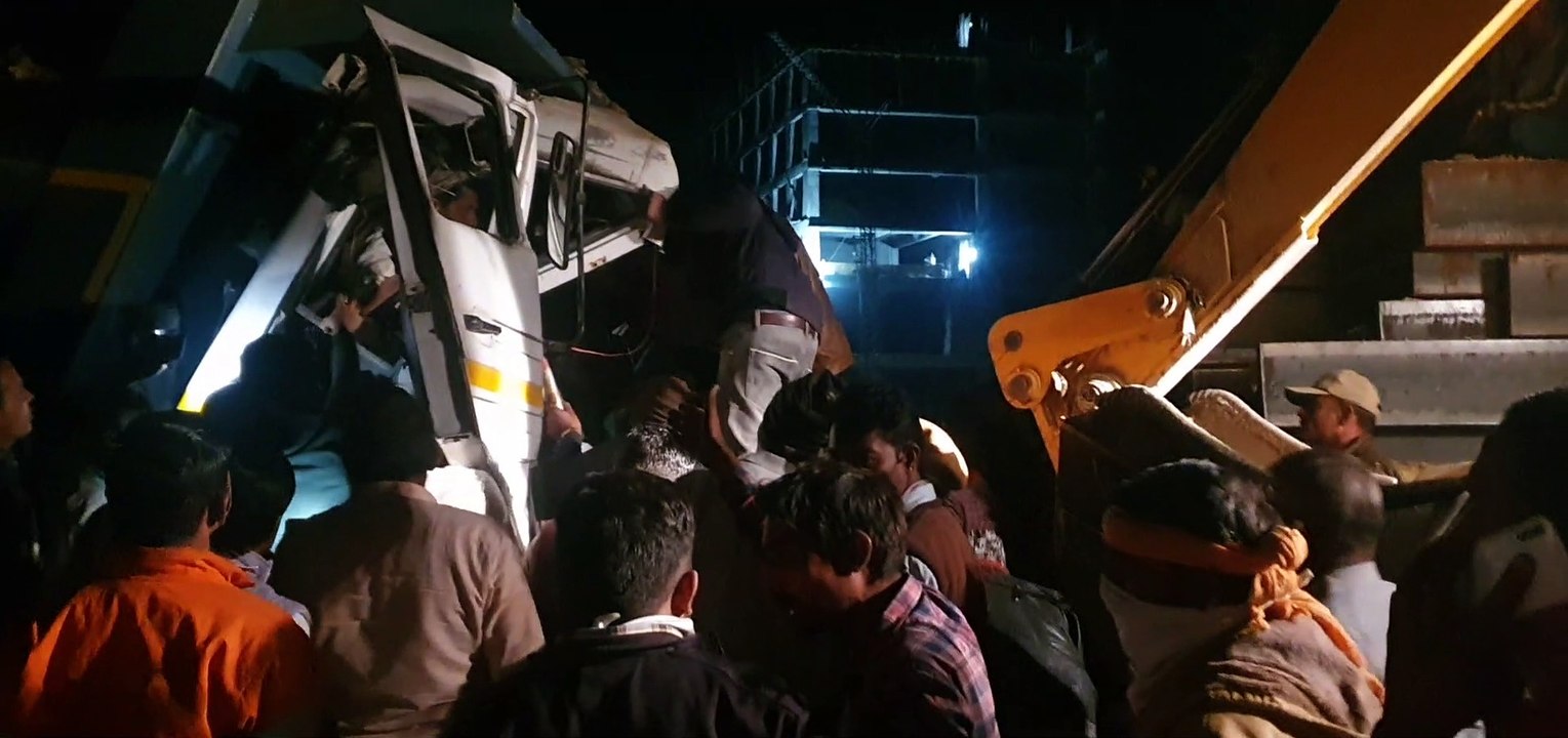 हाइवे पर ट्रेलर-डंपर भिड़ंत, एक घंटे तक जाम में फंसे सैकड़ों वाहन