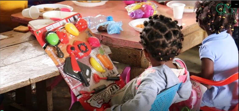 [Reportage] #Gabon : Alpha Centauri Mining offre 2500 cadeaux aux élèves de #Ndjolé pour #Noël #GMT