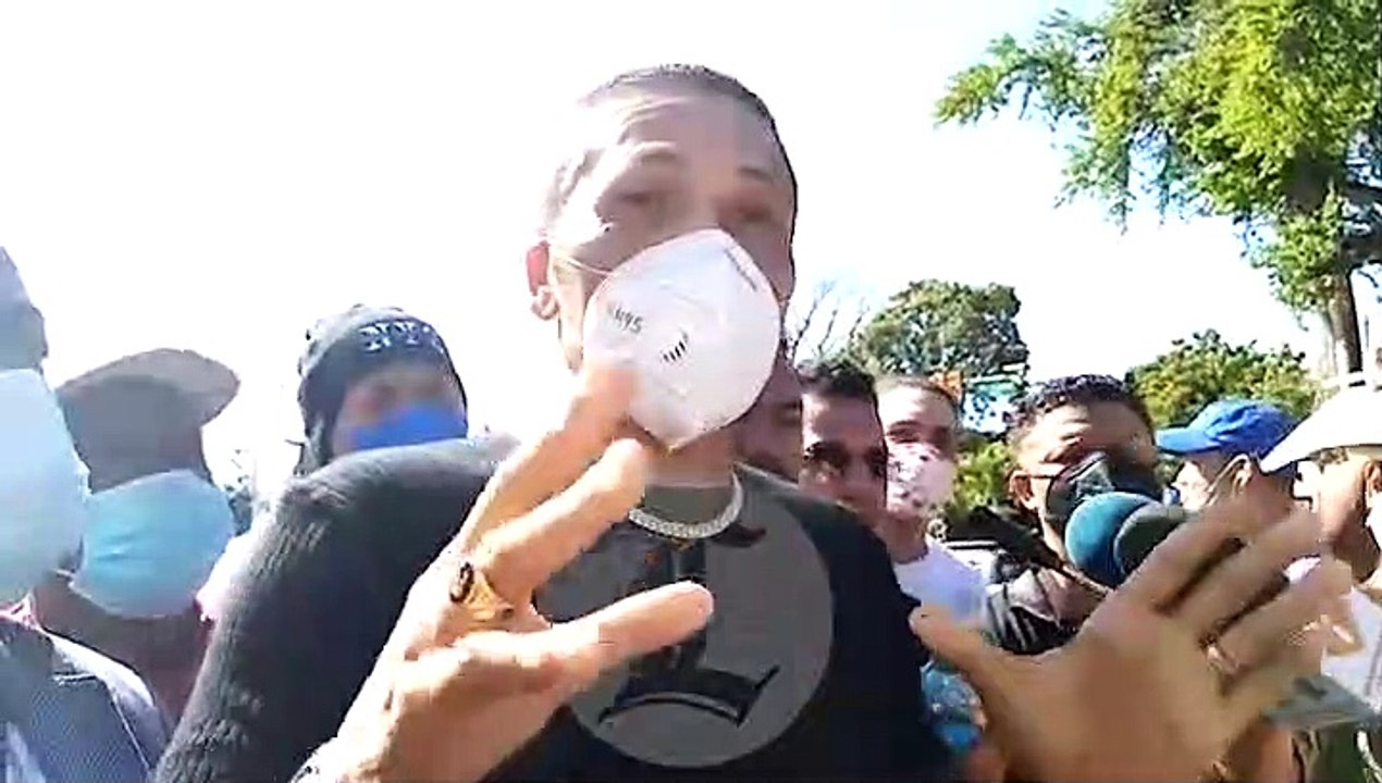 Siguen los reclamos: Artistas protestan frente al Palacio Nacional por no ser incluidos en el “regalo” de los 100 millones