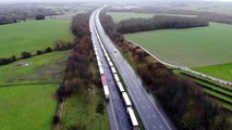 Miles de camioneros españoles continúan atrapados en la frontera entre Reino Unido y Francia