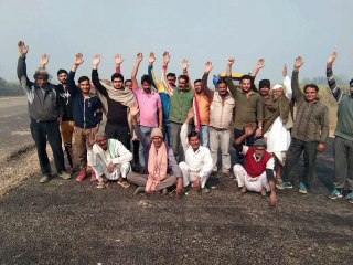 निर्माणाधीन मार्ग में डिवाइडर काट नहीं मिलने से ग्रामीणों का प्रदर्शन