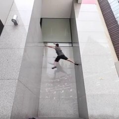 Il tente de grimper ce mur de marbre lisse... impossible? Pas certain