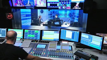 Covid-19 : Macron ne devrait pas passer Noël à l'isolement, Castex déconfiné