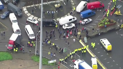 "집에 가고싶어요"...트럭 운전사들, 도버항서 경찰과 충돌 / YTN