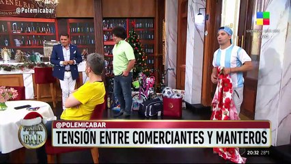 Tensión entre manteros y comerciantes en Polémica en el bar
