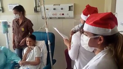Recuperada da covid-19 e curada do câncer, idosa comemora recomeço cantando