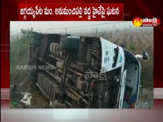కృష్ణా: ప్రైవేటు బస్సు బోల్తా