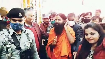 पतंजलि मेगा स्टोर का उद्घाटन करने लव लश्कर के साथ सहारनपुर पहुचे बाबा रामदेव, देखे वीडियो