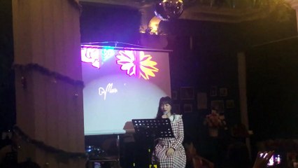 Hòa Minzy hát live Buồn làm chi em ơi