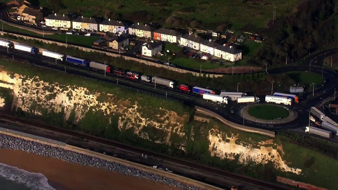 A Dover, fra i camionisti bloccati dal covid "inglese" e dalla Brexit