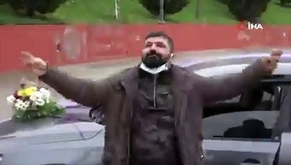 Boşanmaya düğün arabasıyla gitti: Asıl evlenen evde kalır, boşanıyorum çok mutluyum