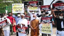شاهد: مسلمو سريلانكا يحتجون على إحراق جثث موتاهم من ضحايا كورونا بدلا من دفنهم