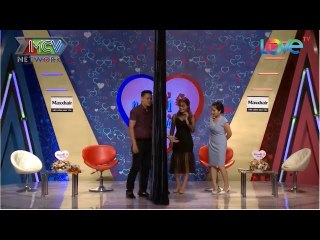 Cô nàng BẢO MẪU mê tín lấy tay 'SỜ THỬ' bạn trai RỒI COI CHỈ TAY và CÁI KẾT VIÊN MÃN IBMHH