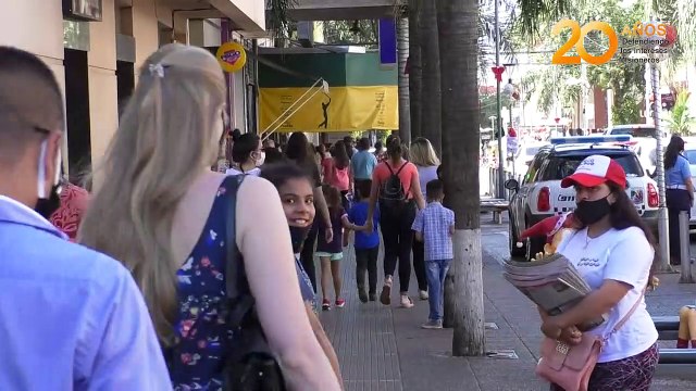 Continúan las largas filas en el centro de Posadas para realizar las últimas compras de Navidad