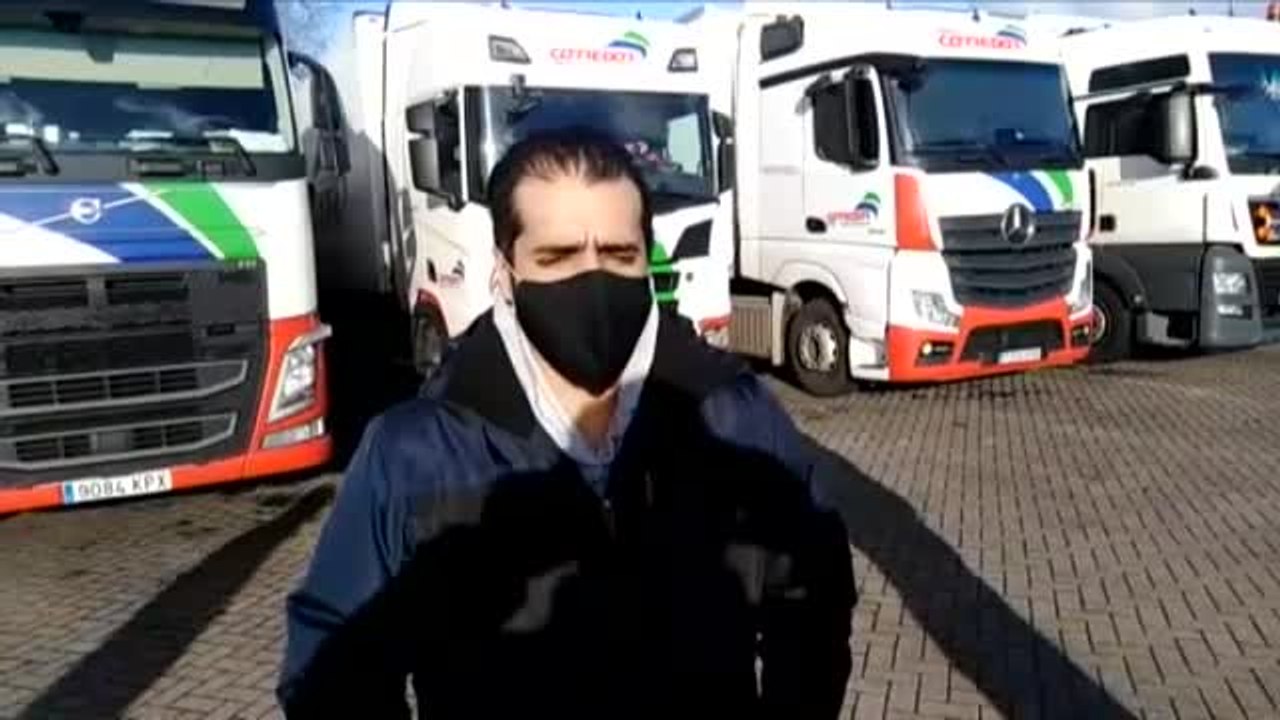 Las autoridades británicas comienzan a hacer las pruebas a los miles de camioneros atrapados