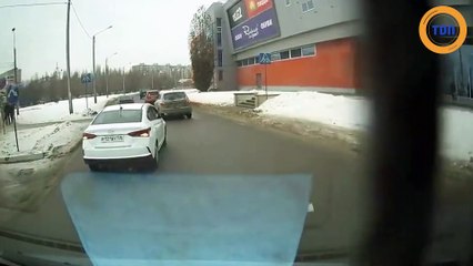 Ce chauffeur poids lourd va donner une bonne leçon à un automobiliste qui bloque toute la circulation