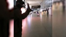 Capixaba filma aeroporto de Londres vazio, após ficar presa no Reino Unido