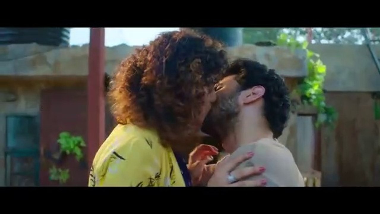 Ludo / Kissing Scenes - Shruti and Akash (Sanya Malhotra and Aditya Roy Kapur)