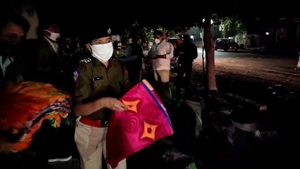 पुलिस ने सर्दी में ठिठूर रहे जरूरतमंदों को बांटे कम्बल