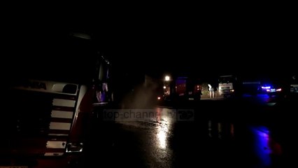 Pogradec/ I ngarkuar me dru, kamioni merr flakë në rrugë