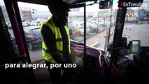 Roger Brady: el conductor de autobús que canta para animar a sus pasajeros
