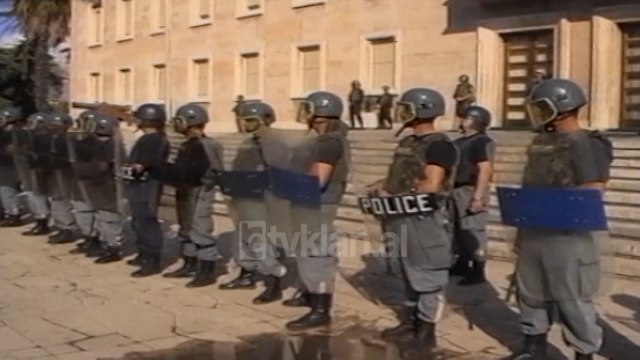 Masa te forta sigurie per mitingun e paligjshem te Partise Demokratike (2 Nentor 2000)