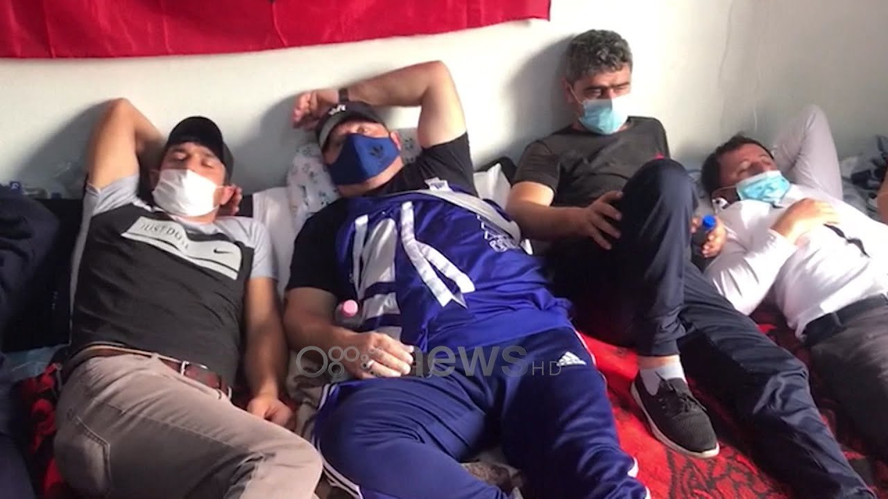 Ora News - “Nuk ka kthim pas!” Naftëtarët e Ballshit në grevë urie