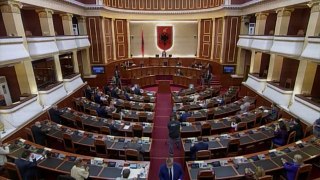 Votohet Kodi i ri Zgjedhor 23 “opozitarë” i shkojnë në ndihmë Ramës, tensione në Kuvend