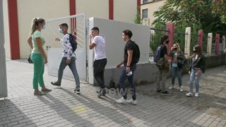 Ora News - Me tre gjuhë për në BE, gjimnazistët: Çelësi për tu larguar nga Shqipëria