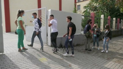 Ora News - Me tre gjuhë për në BE, gjimnazistët: Çelësi për tu larguar nga Shqipëria