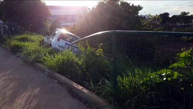 Fiesta cai em barranco na Avenida Tancredo Neves, perto do trevo de acesso ao Bairro Guarujá